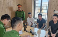 Không 'chiều' khách, nữ nhân viên quán karaoke bị xích chân, đánh đập