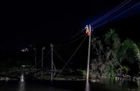 Nỗ lực khắc phục để sớm cấp điện, nước giúp dân tái thiết cuộc sống sau mưa lũ
