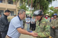 Người dân vùng lũ cảm ơn tấm lòng 'lá lành đùm lá rách' của bạn đọc báo Pháp Luật TP.HCM