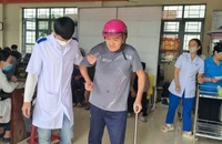 Khám bệnh, nấu cơm giúp người dân có thời gian dọn dẹp nhà cửa