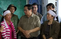 Thủ tướng Phạm Minh Chính thăm hỏi, động viên bà con vùng lũ xã Hòa Thịnh 