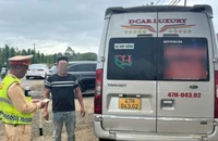 Người dân quay video gửi cảnh sát, 2 tài xế xe khách vượt ẩu bị phạt