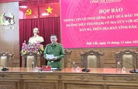 Dùng máy múc múc từng cm đất để triệt phá đường dây ma túy