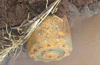 Người dân đi câu cá phát hiện quả bom hơn 300 kg bên bờ suối