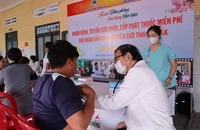 Quân y, bệnh viện khám bệnh, cấp thuốc miễn phí cho bà con biên giới Đắk Lắk