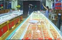 Truy tìm người đàn ông bịt mặt xông vào tiệm vàng với biểu hiện lạ