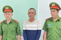 Vợ đánh ghen chồng tại quán nước, con trai chủ quán bị bắt