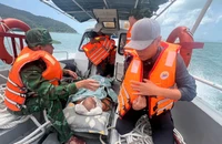 Biên phòng cửa khẩu cảng Vũng Rô cấp cứu thuyền viên bất tỉnh trên biển
