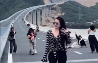 Đắk Lắk: Nhiều cô gái đổ xô đến cầu Kỳ Lộ chụp hình, nhà chức trách cảnh báo nguy hiểm