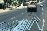 Tài xế để hàng chục thanh sắt rơi giữa quốc lộ bị phạt