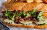 Đắk Lắk: 32 người nhập viện nghi ngộ độc sau khi ăn bánh mì