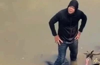 Người giao hàng kịp cứu cô gái nhảy cầu Sêrêpốk