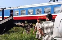 Công nông băng qua đường sắt bị tàu tông trúng, 1 người tử vong