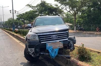 2 thanh niên không biết lái xe đi trộm ô tô rồi leo cây dừa để trốn