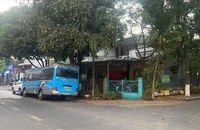 Xe khách vô cớ 'nằm lì' trước nhà dân nhiều tháng liền