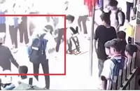Camera ghi cảnh nam sinh lớp 8 bị xịt nghi là hơi cay vào mặt