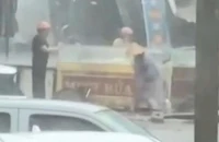 Gió lốc thổi bay tủ kính tiệm vàng ở Đắk Lắk