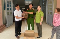 Bắt gặp tê tê khi đi soi ếch, người dân đem nộp công an