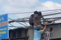 2 người bị thương do điện giật khi leo mái tôn lắp biển quảng cáo