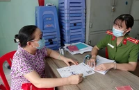 Người dân làm thủ tục cấp CCCD tại TP Thủ Đức. Ảnh: THANH TUYỀN