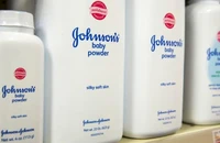 Johnson & Johnson ngừng bán phấn rôm trẻ em làm từ bột talc trên toàn thế giới