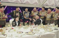 Ái nữ ông Kim Jong-un xuất hiện cùng cha tại tiệc chúc mừng quân đội