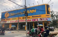 Nhân viên siêu thị khóc ròng vì bị trộm 130 chiếc điện thoại trong lũ dữ