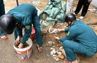 Thi công vỉa hè phát hiện chục quả lựu đạn
