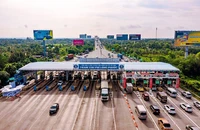 Bộ GTVT yêu cầu đơn vị cung cấp dịch vụ ETC gỡ khó trong việc dán thẻ