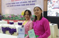 Hàng ngàn thẻ BHYT và sổ bảo hiểm xã hội được trao cho người nghèo