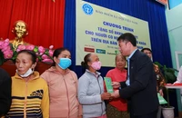 Trao tặng sổ BHXH và thẻ BHYT cho người dân Đà Nẵng, Quảng Nam