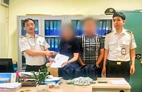 Hành khách bỏ quên túi tiền gần 1,2 tỉ ở sân bay Nội Bài
