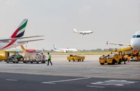 Bão số 1 cách Móng Cái khoảng 60km, nhiều chuyến bay bị hủy, lùi giờ