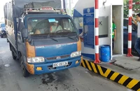 Hàng trăm xe ô tô tìm cách núp, đâm barie để trốn phí qua trạm BOT