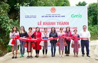 Nhờ 2 cây cầu, 1.200 trẻ và giáo viên được đi lại an toàn trong mùa lũ