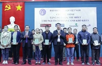 BHXH Việt Nam tặng thẻ BHYT và sổ bảo hiểm xã hội cho người nghèo