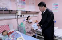 BHXH Việt Nam tặng quà và chia sẻ với bệnh nhi không thể sum họp Tết bên gia đình