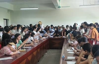 Phụ huynh quây kín Trường tiểu học Tây Mỗ 3 để xin học cho con