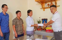 Báo Pháp Luật TP.HCM gửi quà của bạn đọc, mong phép màu cho các nạn nhân ở cầu Phong Châu