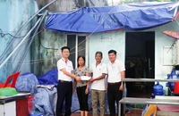 Báo Pháp Luật TP.HCM gửi quà của bạn đọc đến người dân Cát Bà, Hải Phòng