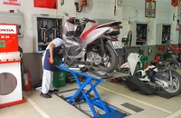 Người dân Hà Nội, TP.HCM kiểm định khí thải xe máy ra sao?