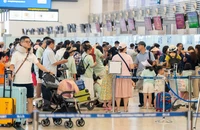 Lượng khách tăng kỷ lục, nguy cơ ùn tắc cục bộ ở sân bay Tân Sơn Nhất