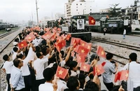 Chạy 2 đoàn tàu Thống nhất tái hiện không khí lịch sử