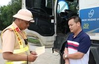 Ngày đầu cấm xe tải đi vào làn cạnh giải phân cách cao tốc Pháp Vân - Cầu Giẽ 