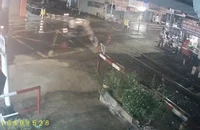 Hai nữ nhân viên đường sắt dũng cảm xử lý sự cố gác chắn bị xe máy tông gãy