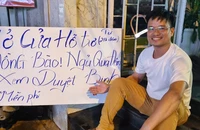 Phát đồ ăn, bố trí nơi nghỉ miễn phí cho người dân xem diễu binh