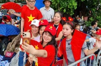 ‘Cố thủ’ 2 ngày để giúp mẹ xem trọn lễ diễu binh A80
