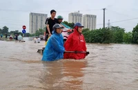Nhiều tuyến đường Hà Nội biến thành sông, dân phải thuê 'phà người' qua điểm ngập
