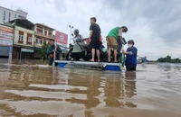 Người dân chật vật với 'rốn lũ' giữa lòng thủ đô