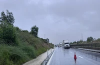 Nước tràn lên cao tốc Vĩnh Hảo - Phan Thiết, có nơi ngập sâu 0,7 m